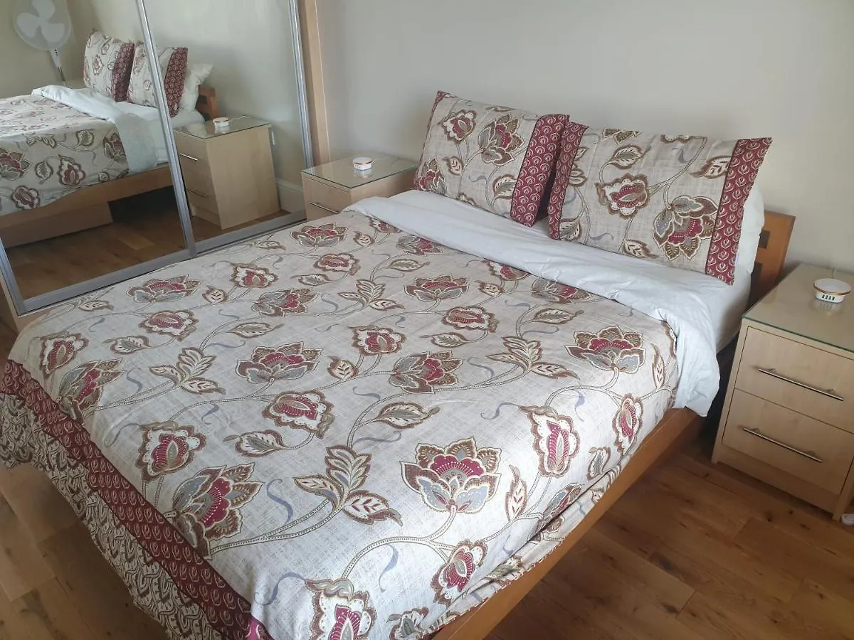 London Luxury 2 Bedroom Flat 5Min Walk From Overground, With Free Wifi, Free Parking-Sleeps X6 Ilford 0*,  United Kingdom